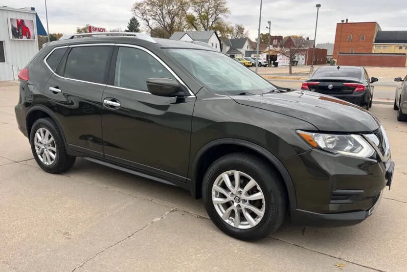 2017 Nissan Rogue SV photo 1