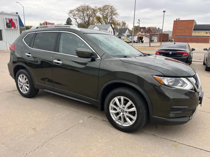 2017 Nissan Rogue SV photo 1
