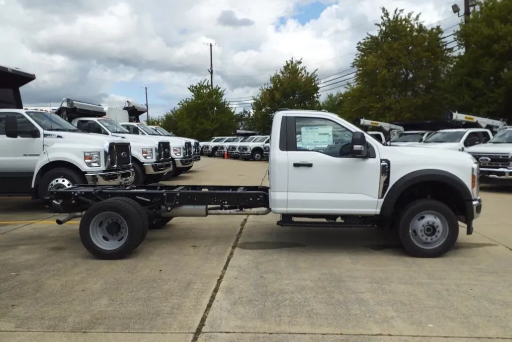 2024 Ford F-550 photo 1