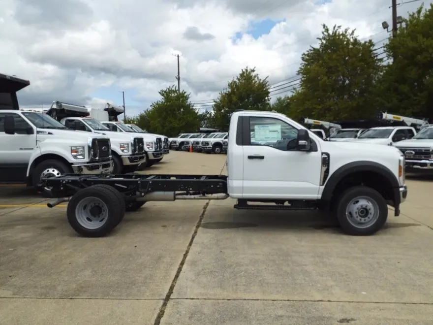 2024 Ford F-550 photo 1