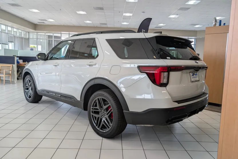 2025 Ford Explorer ST-Line photo 1