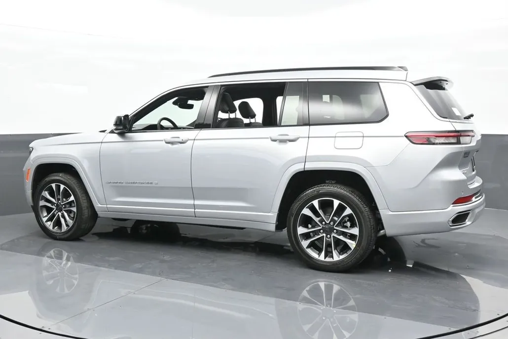2024 Jeep Grand Cherokee Overland photo 1