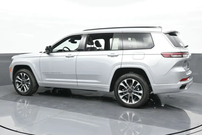 2024 Jeep Grand Cherokee Overland photo 1