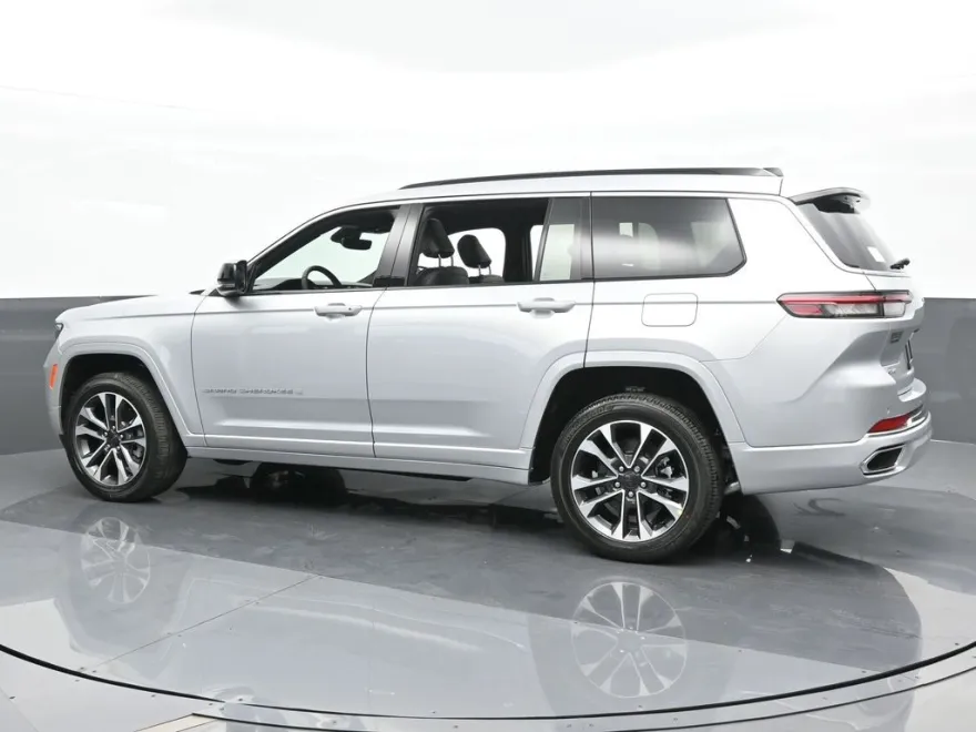 2024 Jeep Grand Cherokee Overland photo 1