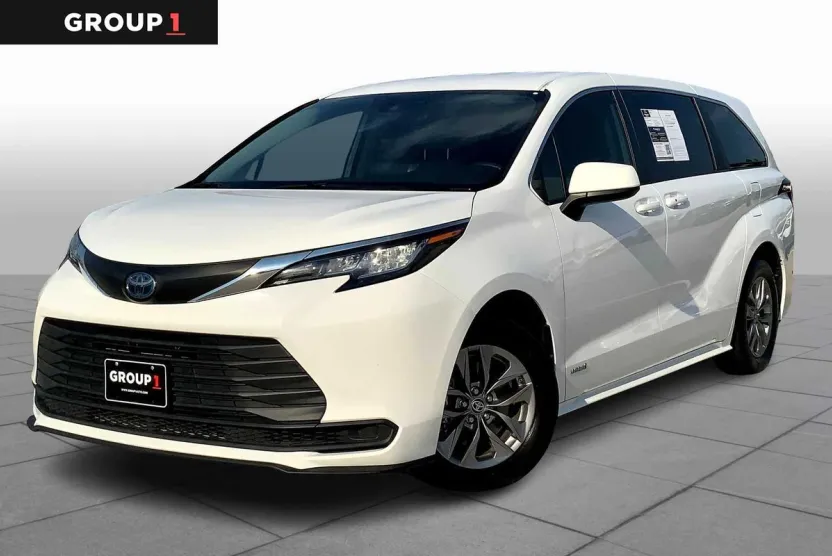 2021 Toyota Sienna LE photo 1