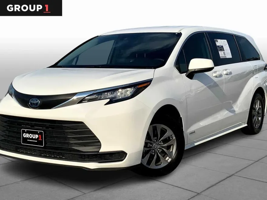2021 Toyota Sienna LE photo 1