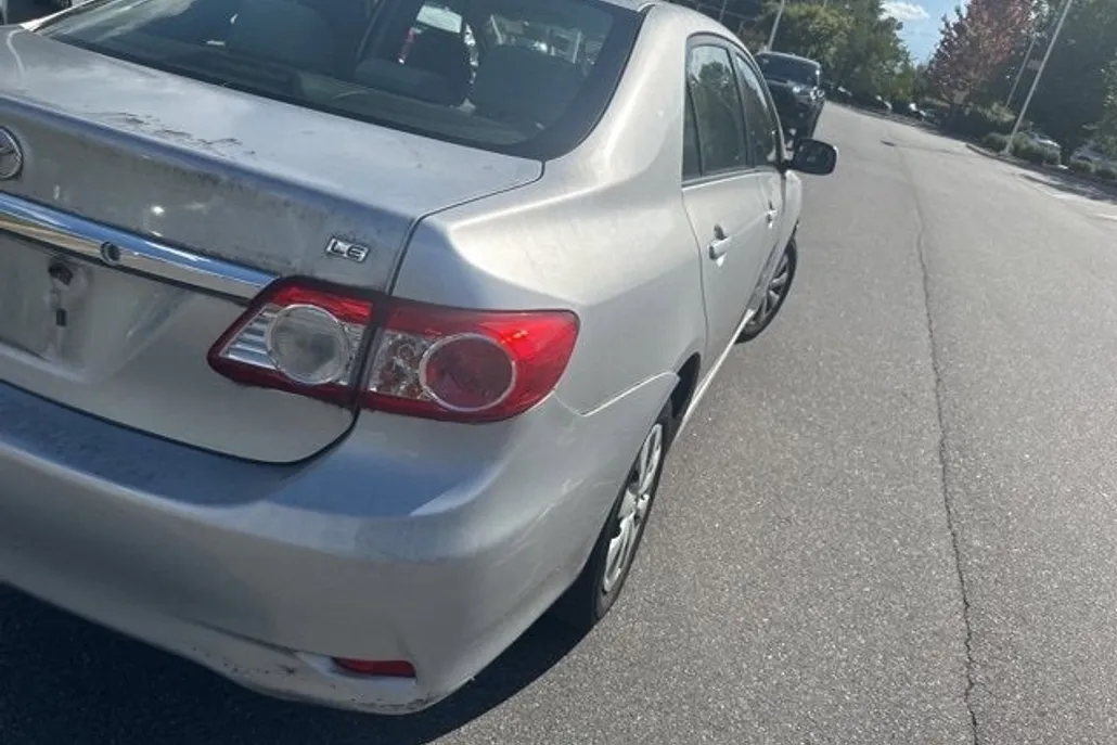 2011 Toyota Corolla LE photo 1