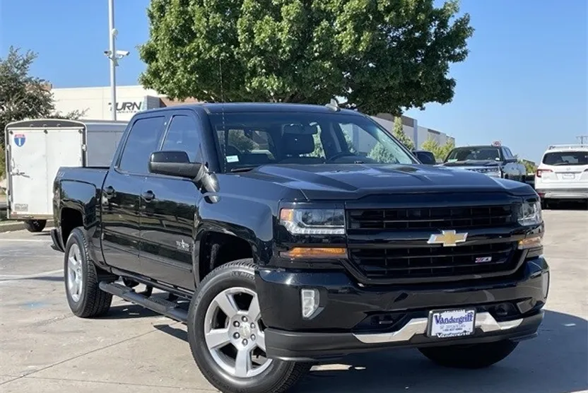 2018 Chevrolet Silverado 1500 LT photo 1