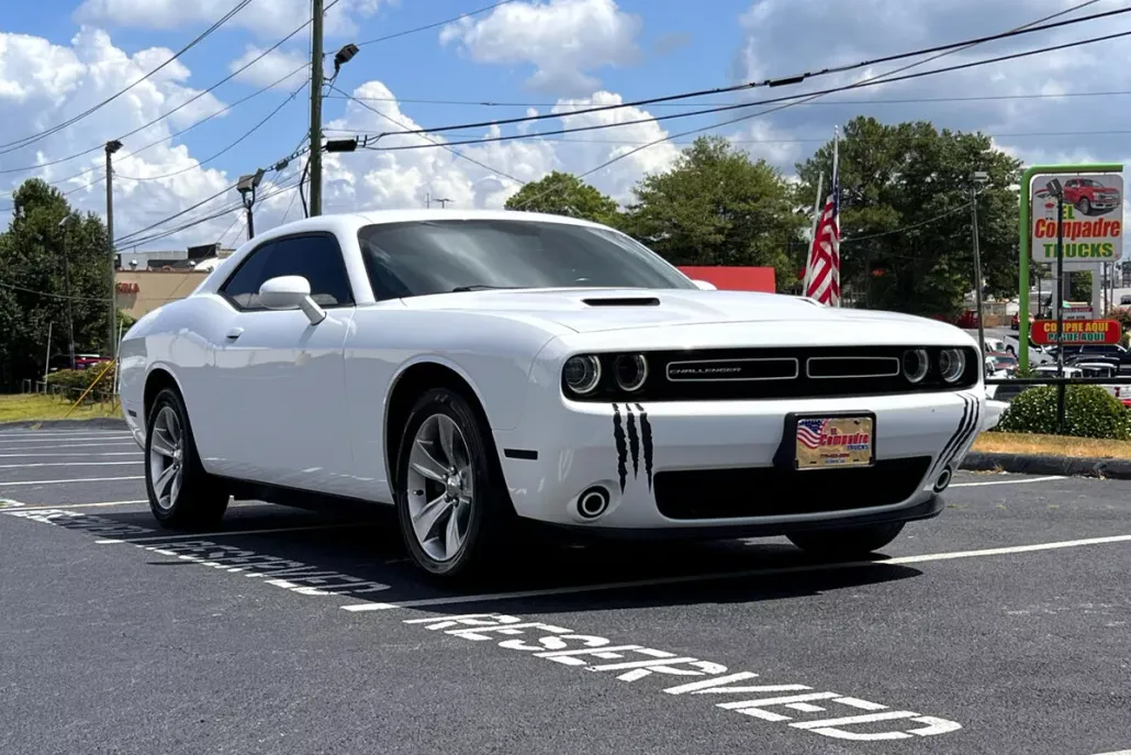 2017 Dodge Challenger SXT photo 1