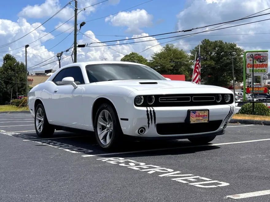 2017 Dodge Challenger SXT photo 1