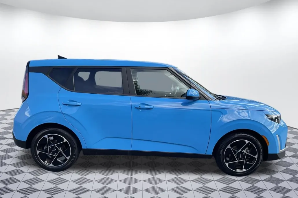 2023 Kia Soul EX photo 1