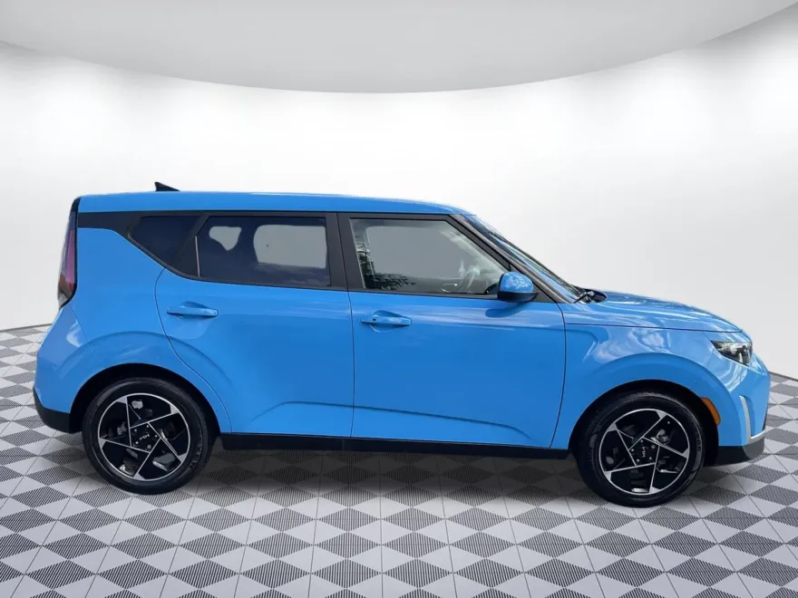 2023 Kia Soul EX photo 1