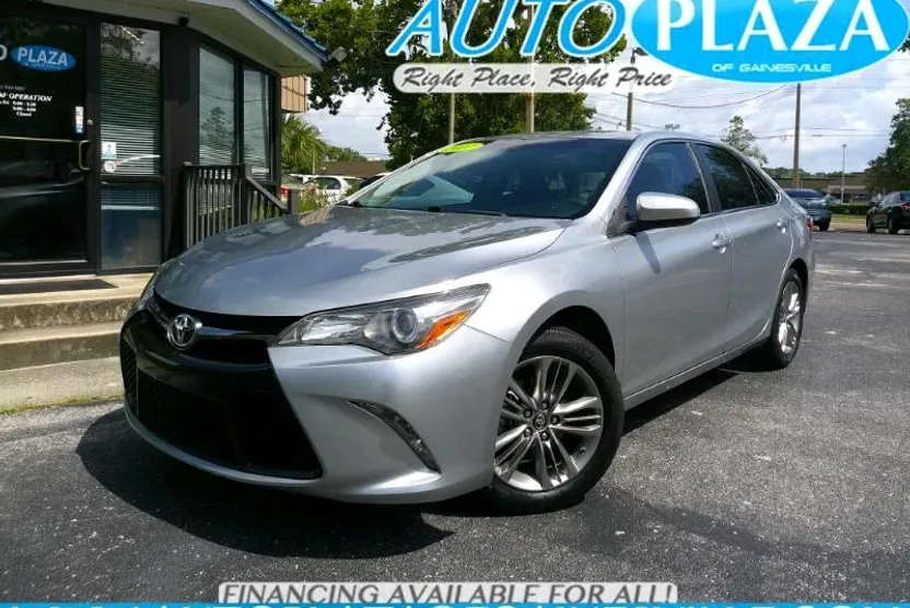 2017 Toyota Camry SE photo 1