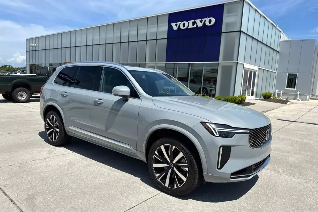 2025 Volvo XC90 T8 Core photo 1
