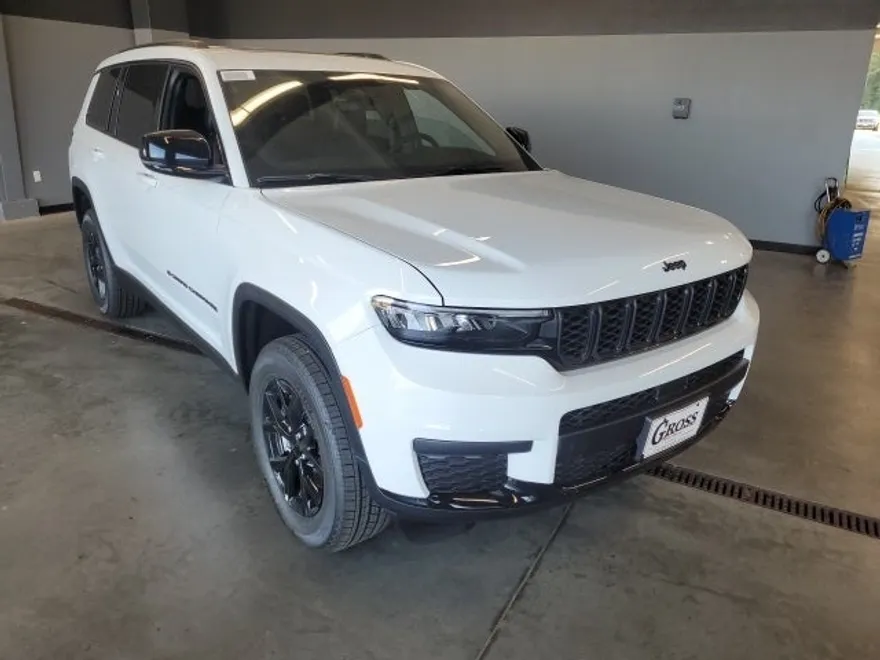2025 Jeep Grand Cherokee Altitude photo 1