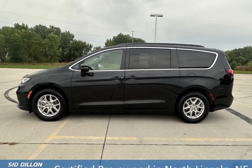 2022 Chrysler Pacifica Touring L photo 1