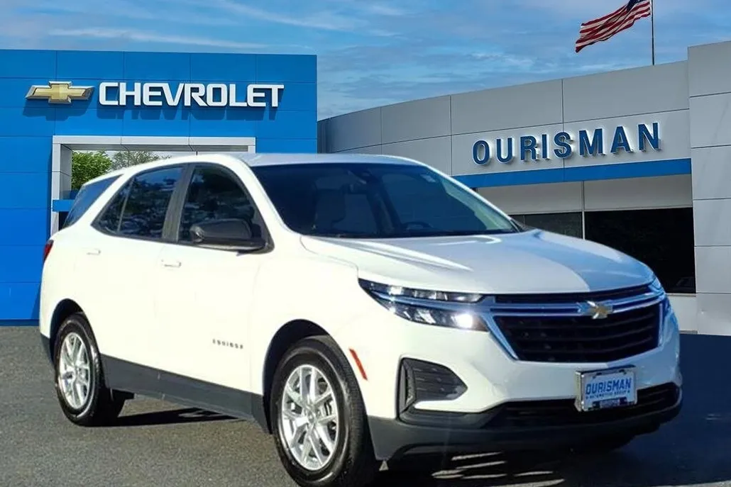 2023 Chevrolet Equinox LS photo 1