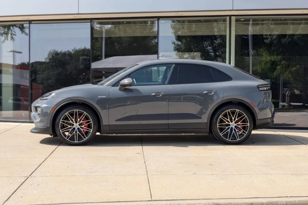 2025 Porsche Macan Electric photo 1