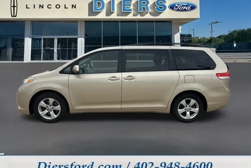 2013 Toyota Sienna LE photo 1