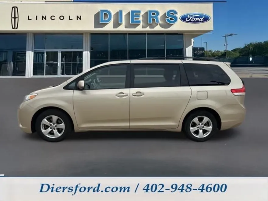 2013 Toyota Sienna LE photo 1