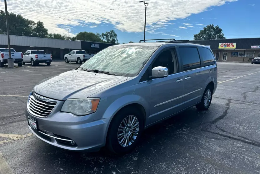 2014 Chrysler Town & Country photo 1