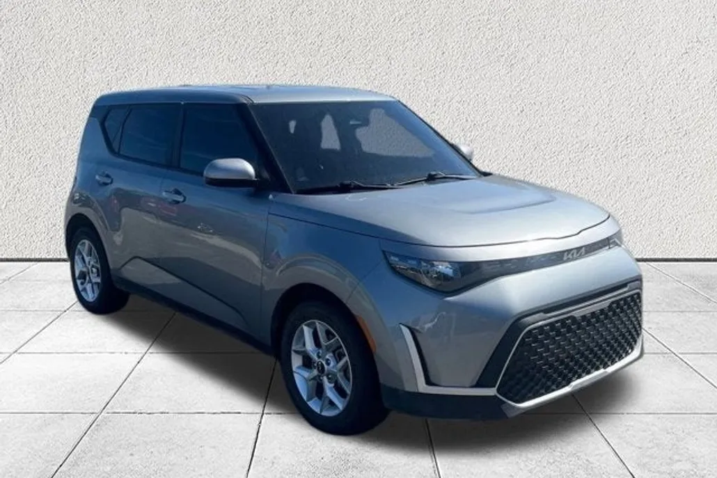 2024 Kia Soul LX photo 1