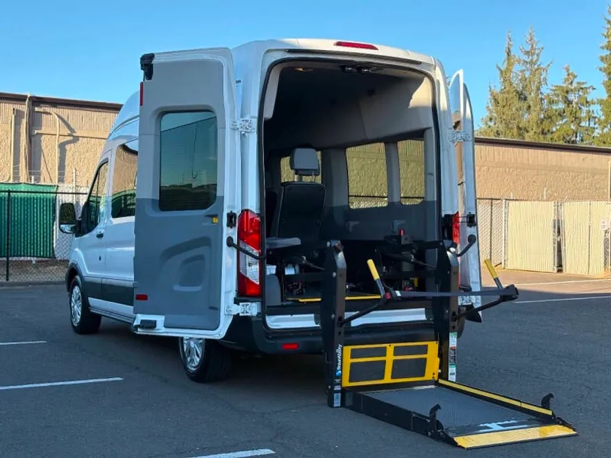 2016 Ford Transit XLT photo 1