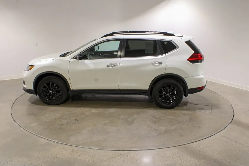 2017 Nissan Rogue SV photo 1