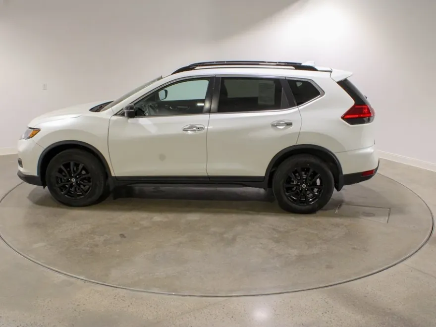 2017 Nissan Rogue SV photo 1