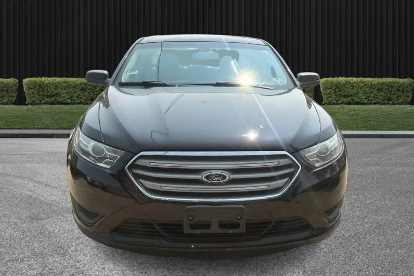 2013 Ford Taurus SE photo 1