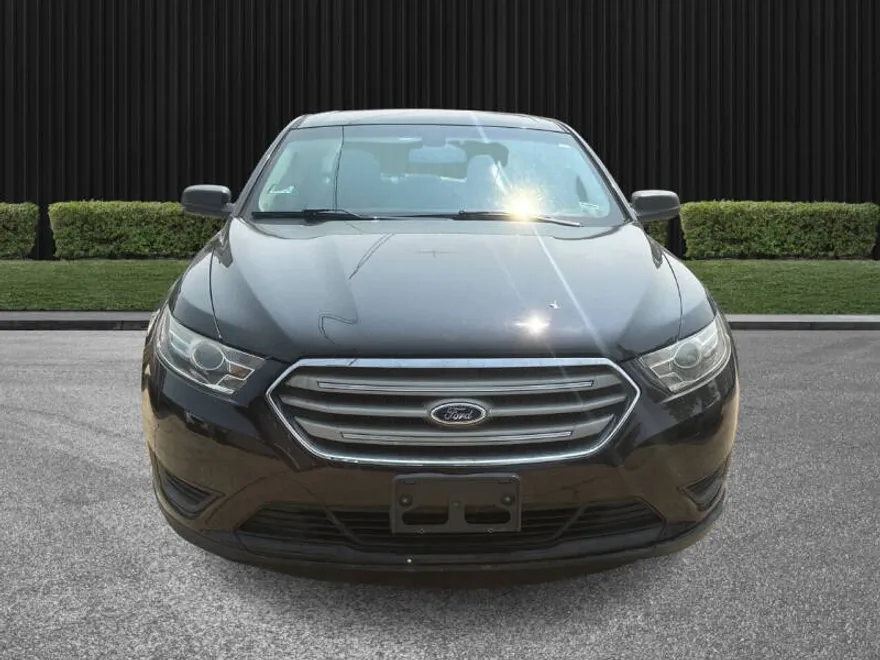 2013 Ford Taurus SE photo 1
