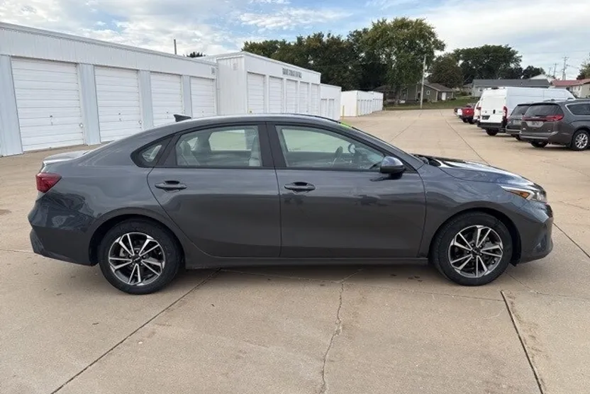 2023 Kia Forte LXS photo 1