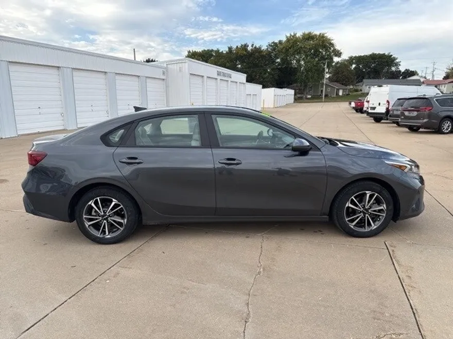 2023 Kia Forte LXS photo 1