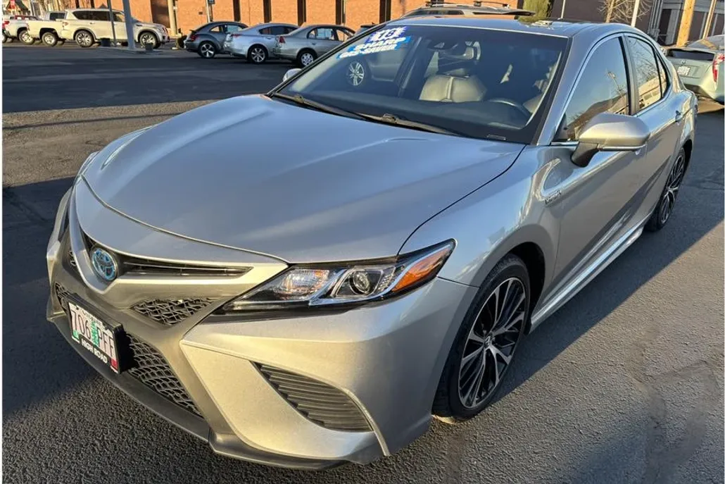 2018 Toyota Camry Hybrid SE photo 1