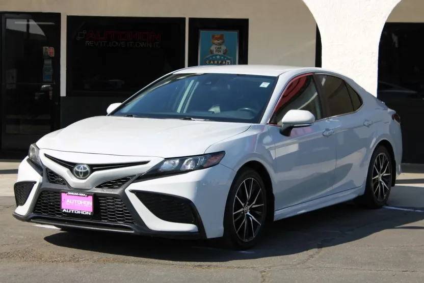 2022 Toyota Camry SE photo 1