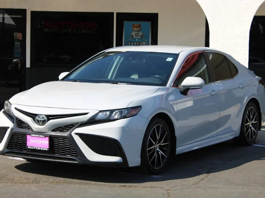 2022 Toyota Camry SE photo 1