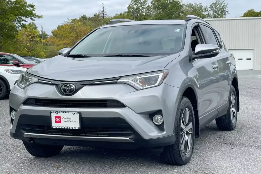2017 Toyota RAV4 XLE photo 1