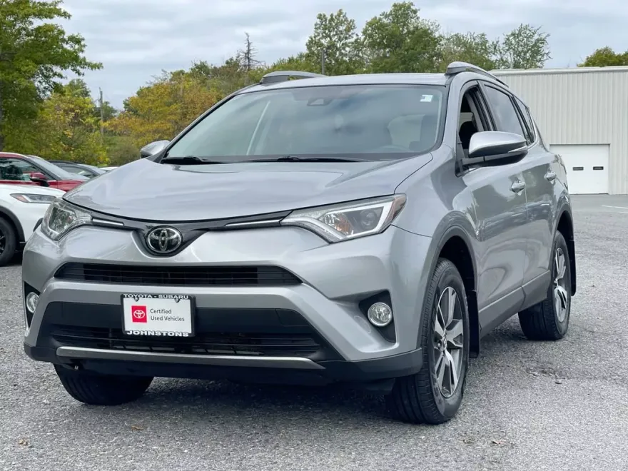 2017 Toyota RAV4 XLE photo 1