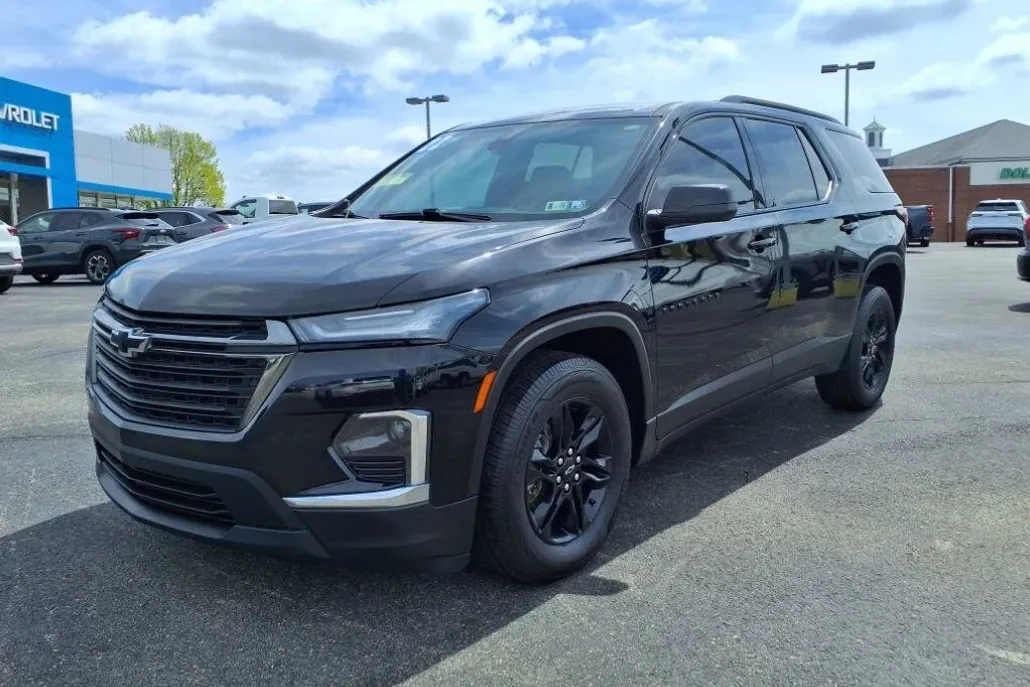 2022 Chevrolet Traverse LS photo 1