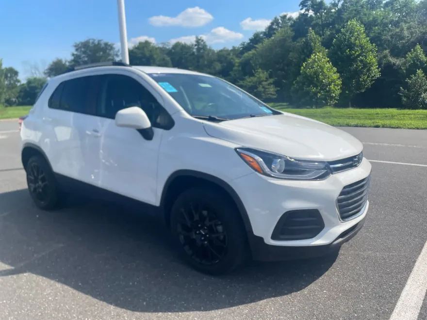 2022 Chevrolet Trax LT photo 1