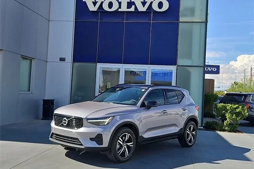 2026 Volvo XC40 Core photo 1