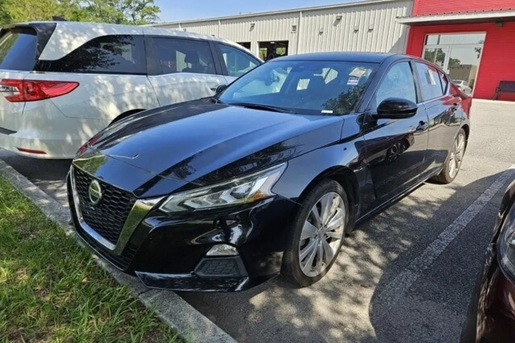 2020 Nissan Altima SR photo 1