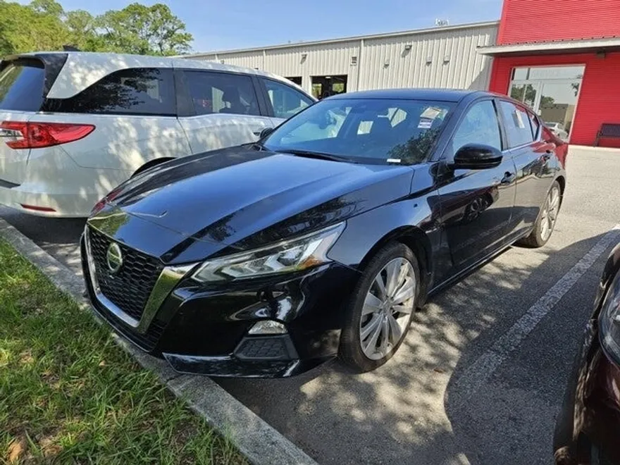 2020 Nissan Altima SR photo 1