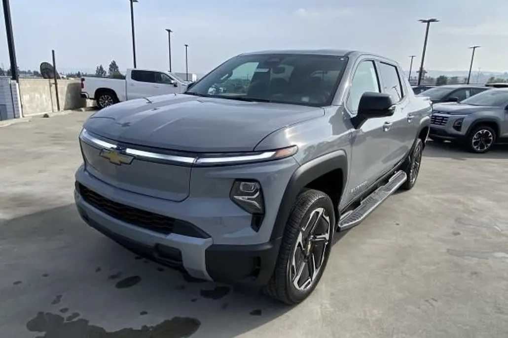 2025 Chevrolet Silverado EV LT photo 1