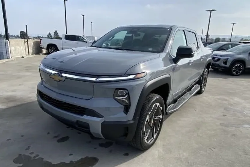 2025 Chevrolet Silverado EV LT photo 1