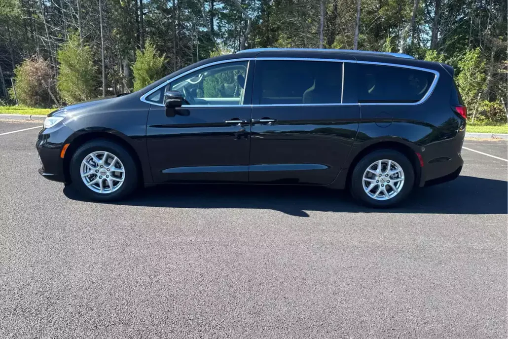 2021 Chrysler Pacifica Touring L photo 1