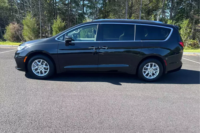 2021 Chrysler Pacifica Touring L photo 1