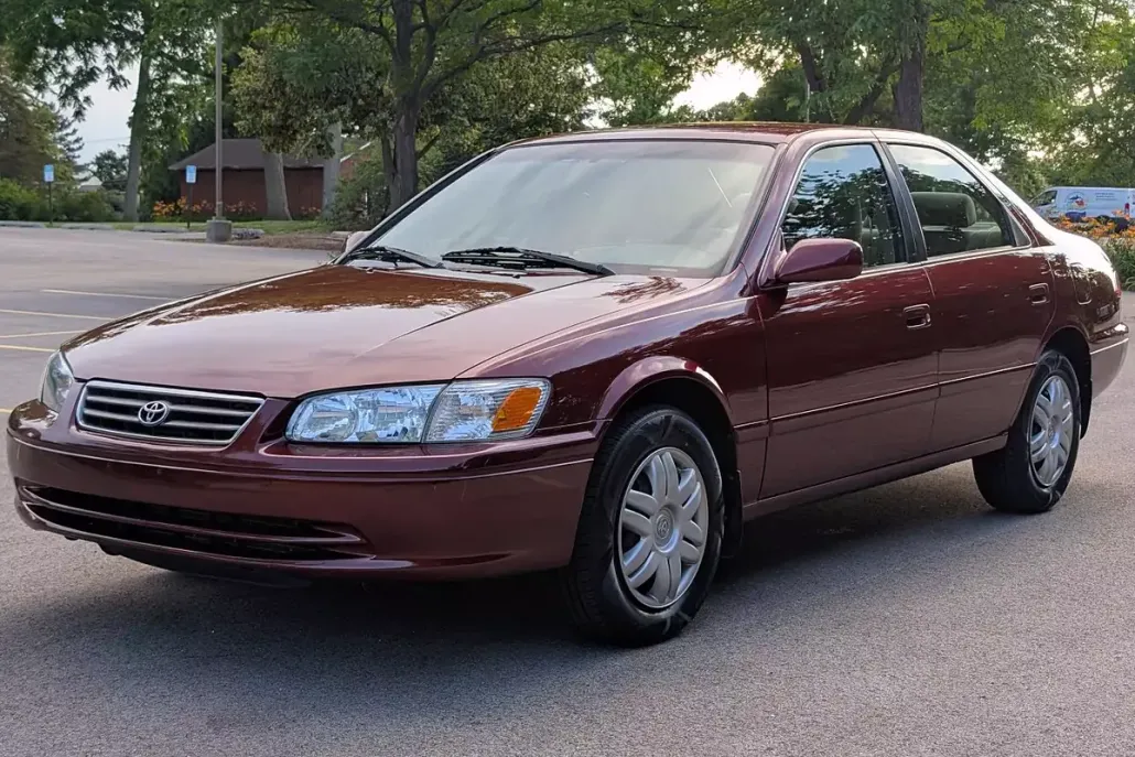 2000 Toyota Camry LE photo 1