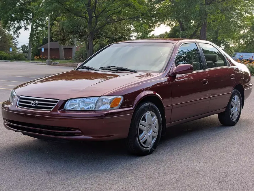 2000 Toyota Camry LE photo 1