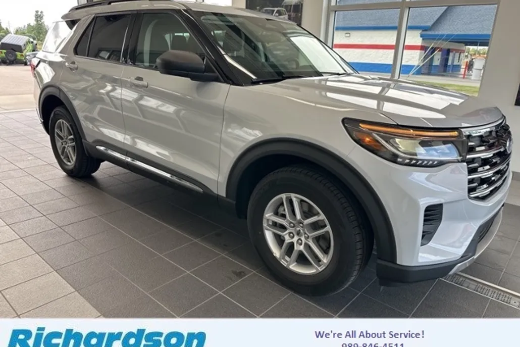 2025 Ford Explorer photo 1